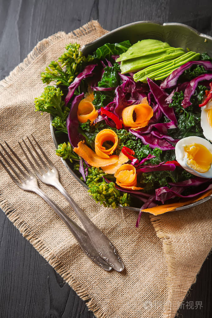 新鲜蔬菜沙拉配甘蓝羽衣甘蓝西兰花胡萝卜鸡蛋avo