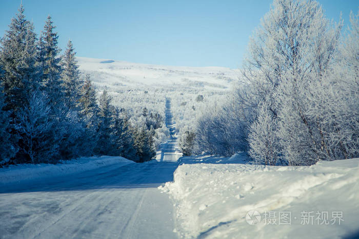 一道亮丽的风景,与挪威冬季的白路照片-正版商用图片