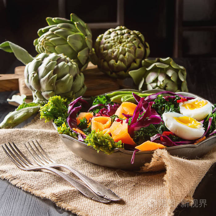 新鲜蔬菜沙拉配甘蓝羽衣甘蓝西兰花胡萝卜鸡蛋avo