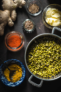 印度菜用绿豆木豆在黑暗背景下垂直的概念