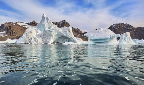 在格陵兰岛峡湾中漂浮的冰山