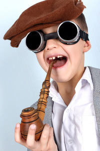 老式帽子烟筒的滑稽男孩图片