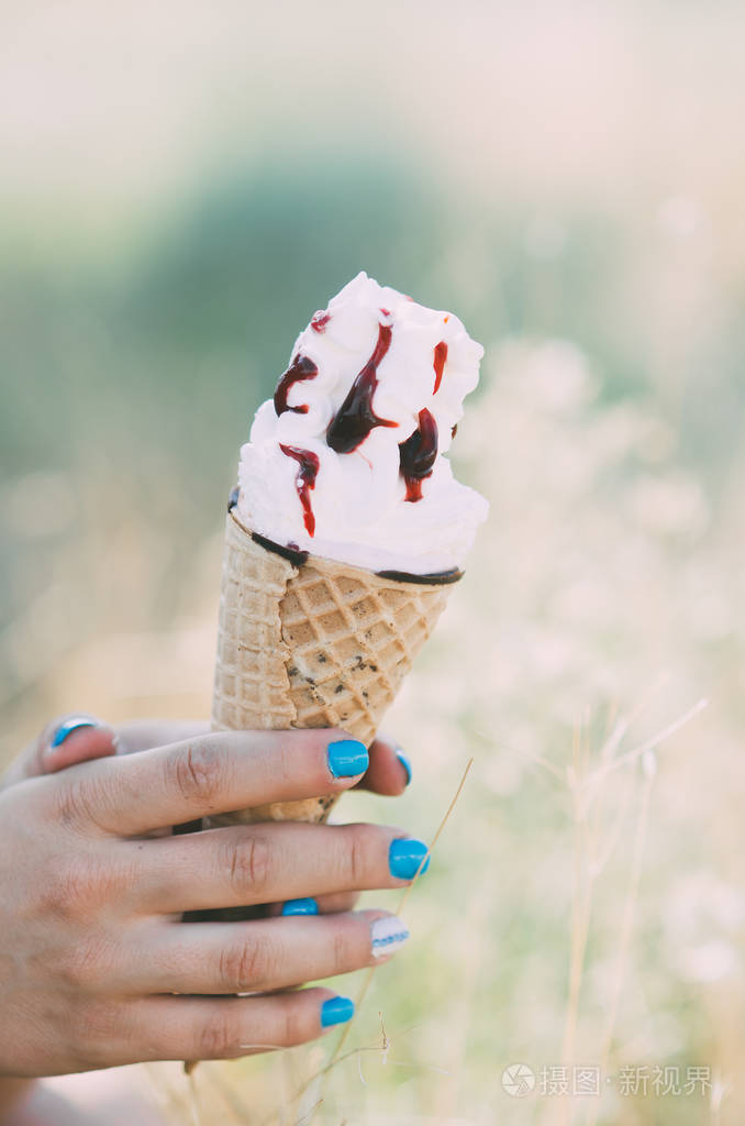 快乐的女孩,与一些甜甜的冰淇淋