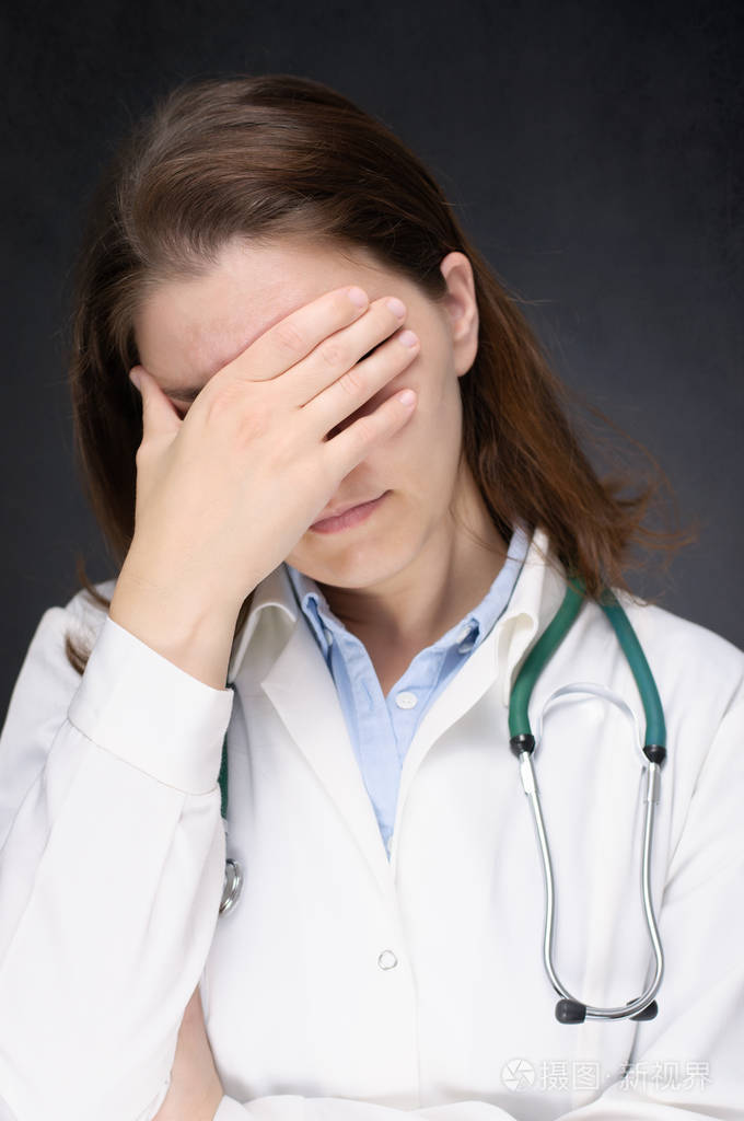 累了筋疲力尽的医生