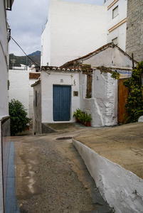 在白色小镇奥蒂瓦尔在西班牙安达卢西亚城市景观