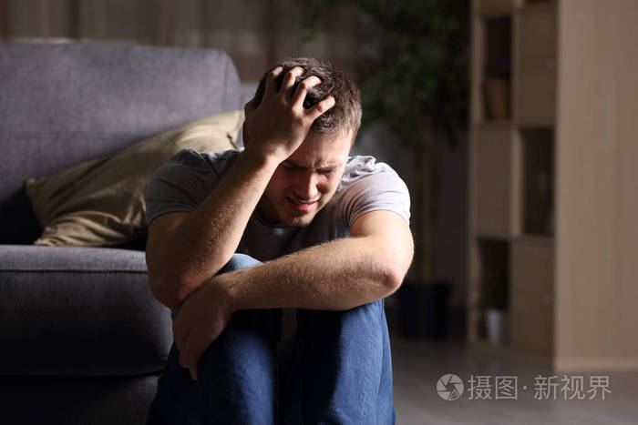 可悲的男人在家里哀叹