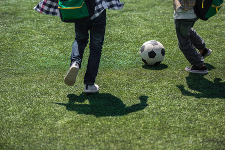小学生踢足球