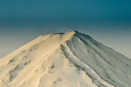 清晨在富士山顶端关闭