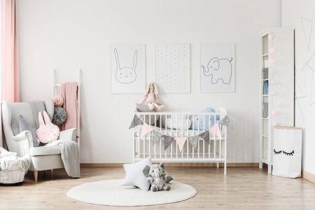 婴儿的房间与灰色扶手椅