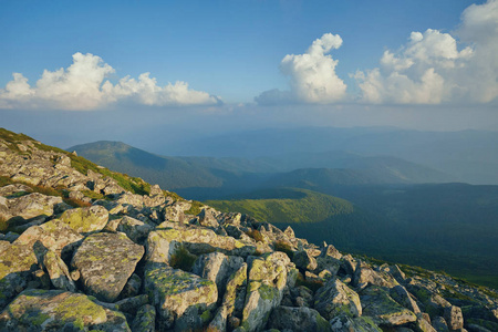 在山与太阳在黎明时的夏日风景