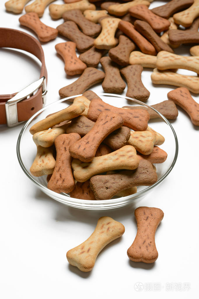 在白色背景下骨头的形状的狗饼干