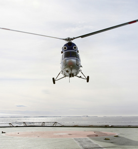 直升机降落在破冰船上