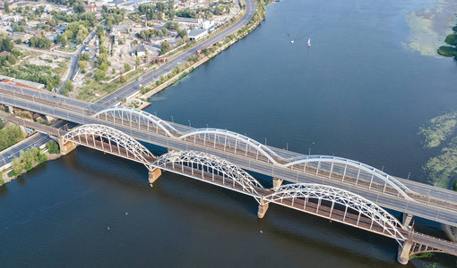 汽车和铁路 Darnitsky 大桥从基辅 基辅 城市天际线 乌克兰第聂伯河空中顶视图