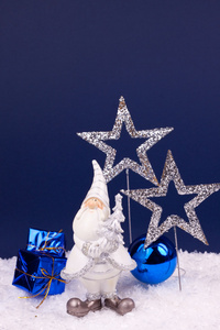 蓝色背景的可爱圣诞老人形象图片