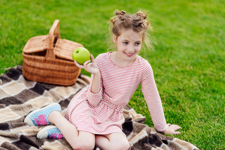 快乐的女孩，在野餐