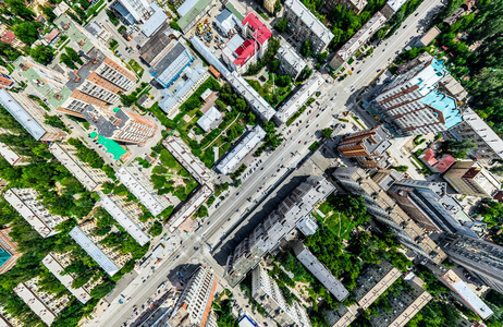 与空中城市景观 十字路口 道路 房屋 建筑物 公园及停车场。阳光灿烂的夏天全景图像