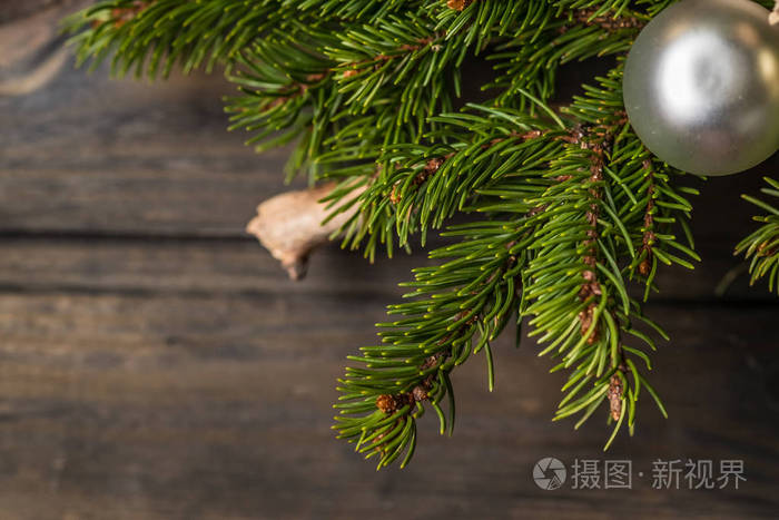 圣诞节背景与在木板上的装饰品。新的一年根松枝，营造