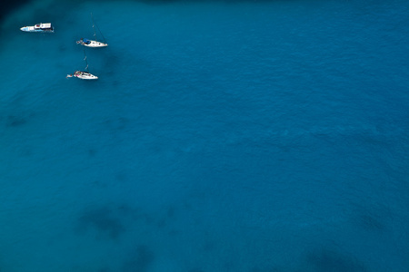在海景的船上有很多蓝色的复制品