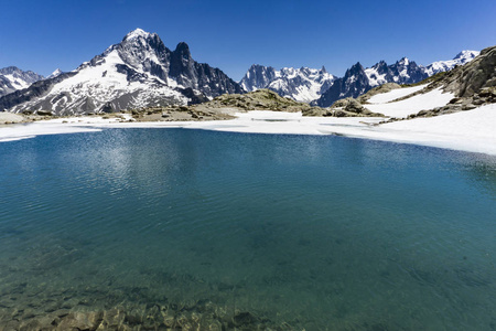 湖 Lac 勃朗峰 Mont blanc 的背景。阿尔卑斯山