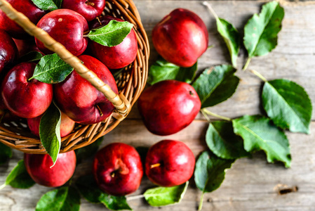 红苹果在篮子里，新鲜的本地市场新鲜苹果水果，桌上顶视图