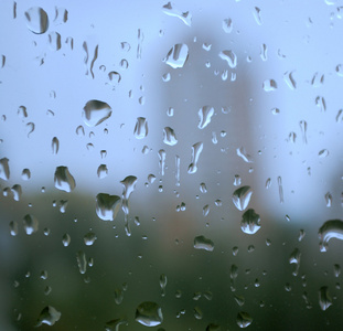 雨滴在窗户上