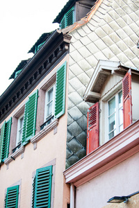 法国普罗旺斯风格多彩多姿房木制的百叶窗