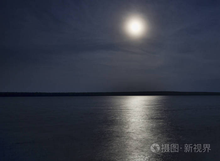 水汪汪的月亮升起