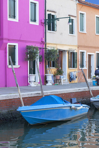 五颜六色的小，色彩明亮的房子在布拉诺岛威尼斯，意大利