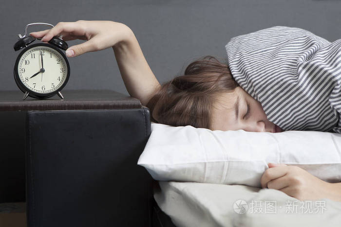 闹钟的时间上有八个小时