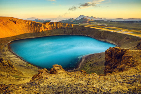 冰岛的火山湖。在日落时的风景景观