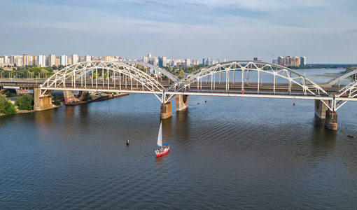 Darnitsky 桥 游艇和帆船在从基辅 基辅 城市天际线 乌克兰第聂伯河空中顶视图