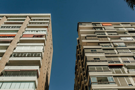 泛型的公寓楼，与蔚蓝的天空中背景的低角度视图