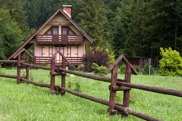 小屋村舍农舍式的小别墅郊外的新式住宅大院内的单幢住宅乡下房子小