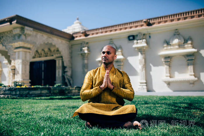 帅印度人问候合十在寺金宽松衬衫