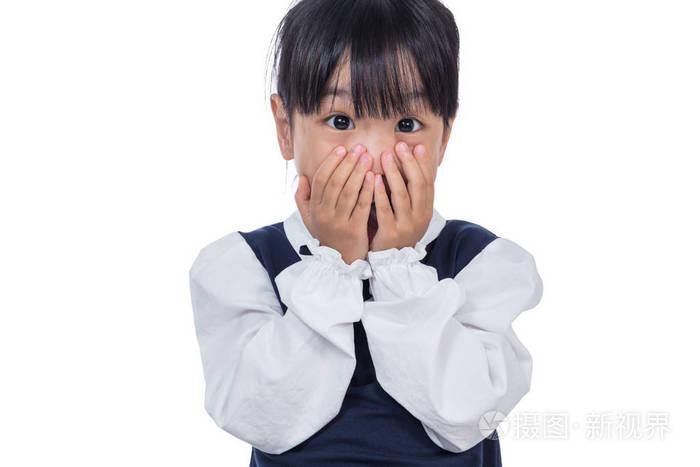 亚洲中国小女孩捂着脸