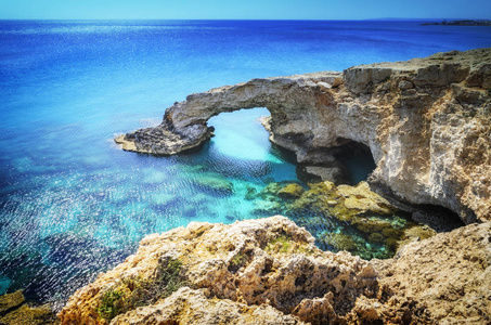 美丽的天然岩石拱附近阿依纳帕 波斯特尔和地中海塞浦路斯岛上的 Protaras。传说中桥恋人