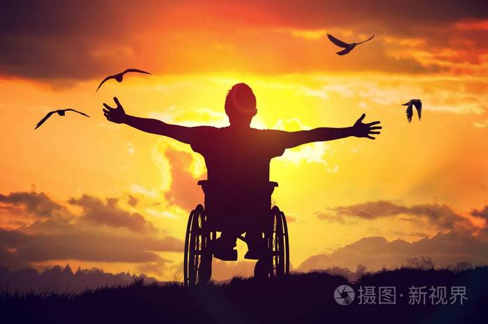残疾的残疾的男人有希望他坐在轮椅上