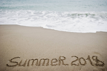 夏季 2018年。新的一年 2018年是未来概念。海洋和沙滩