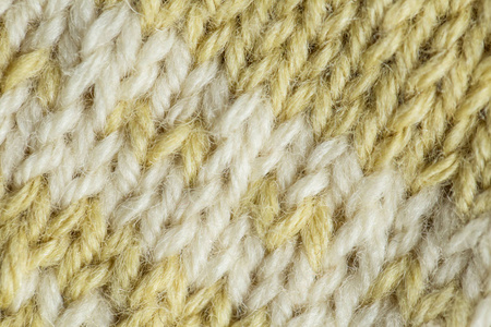 美丽的特写镜头的手温暖和柔软羊毛针织物的模式.