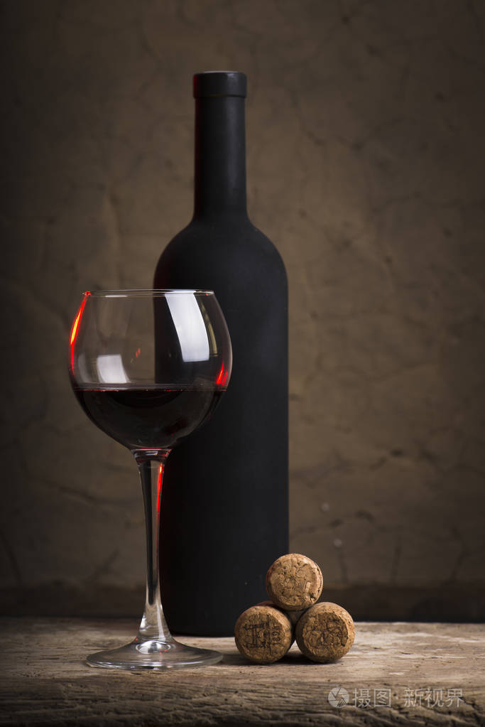 在酒窖葡萄酒酒瓶的行