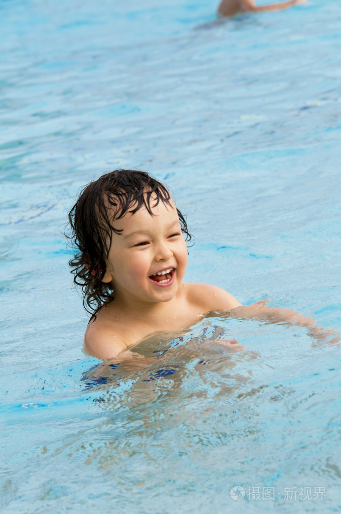 游泳池里的小男孩.