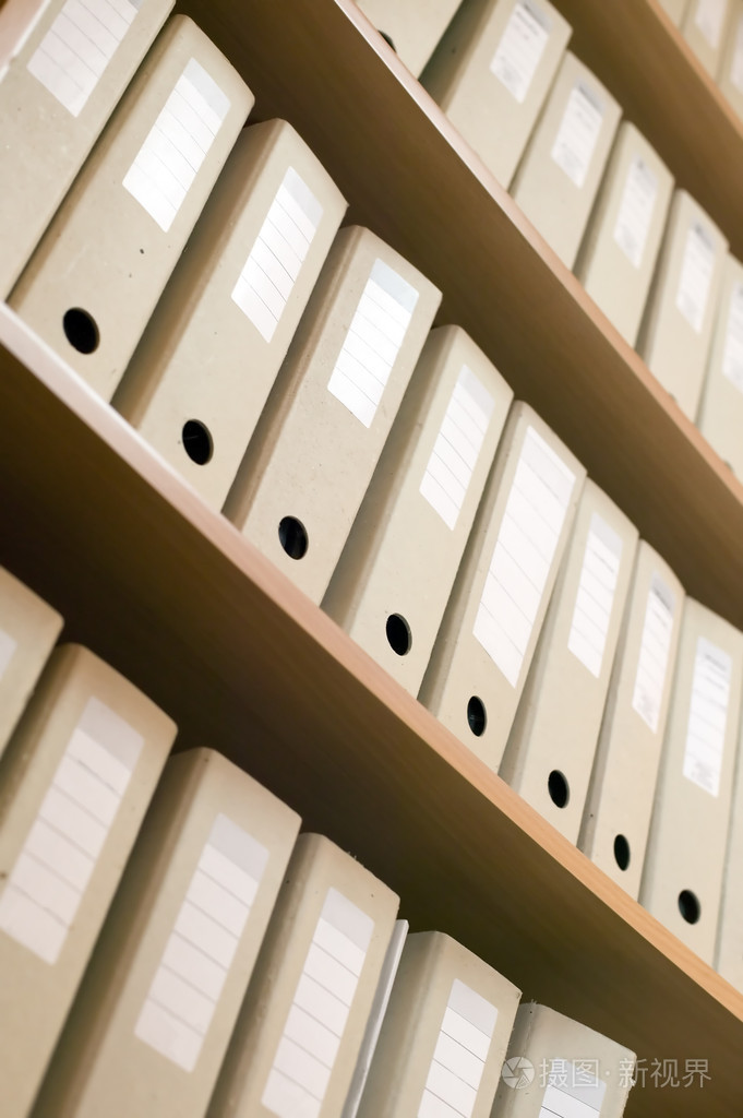 许多文件都在货架上