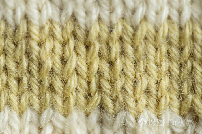 美丽的特写镜头的手温暖和柔软羊毛针织物的模式.