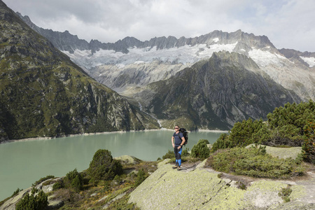 徒步旅行者喜欢在阿尔卑斯山下湖的美景
