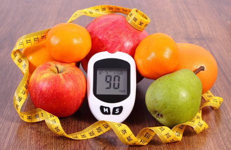 血糖仪卷尺和新鲜水果，糖尿病患者，健康营养和减肥概念
