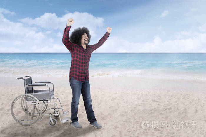 黑人男人从轮椅上站起来