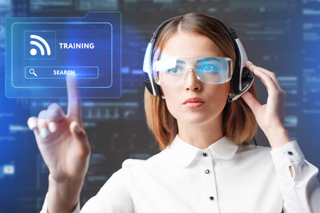 年轻的女商人从事虚拟的眼镜，选择虚拟显示的图标训练