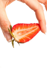 手握草莓