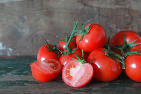 西红柿在木制的背景上的分支