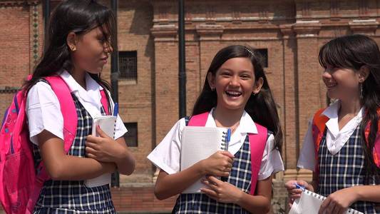 哥伦比亚少女学生拿着笔记本穿校服